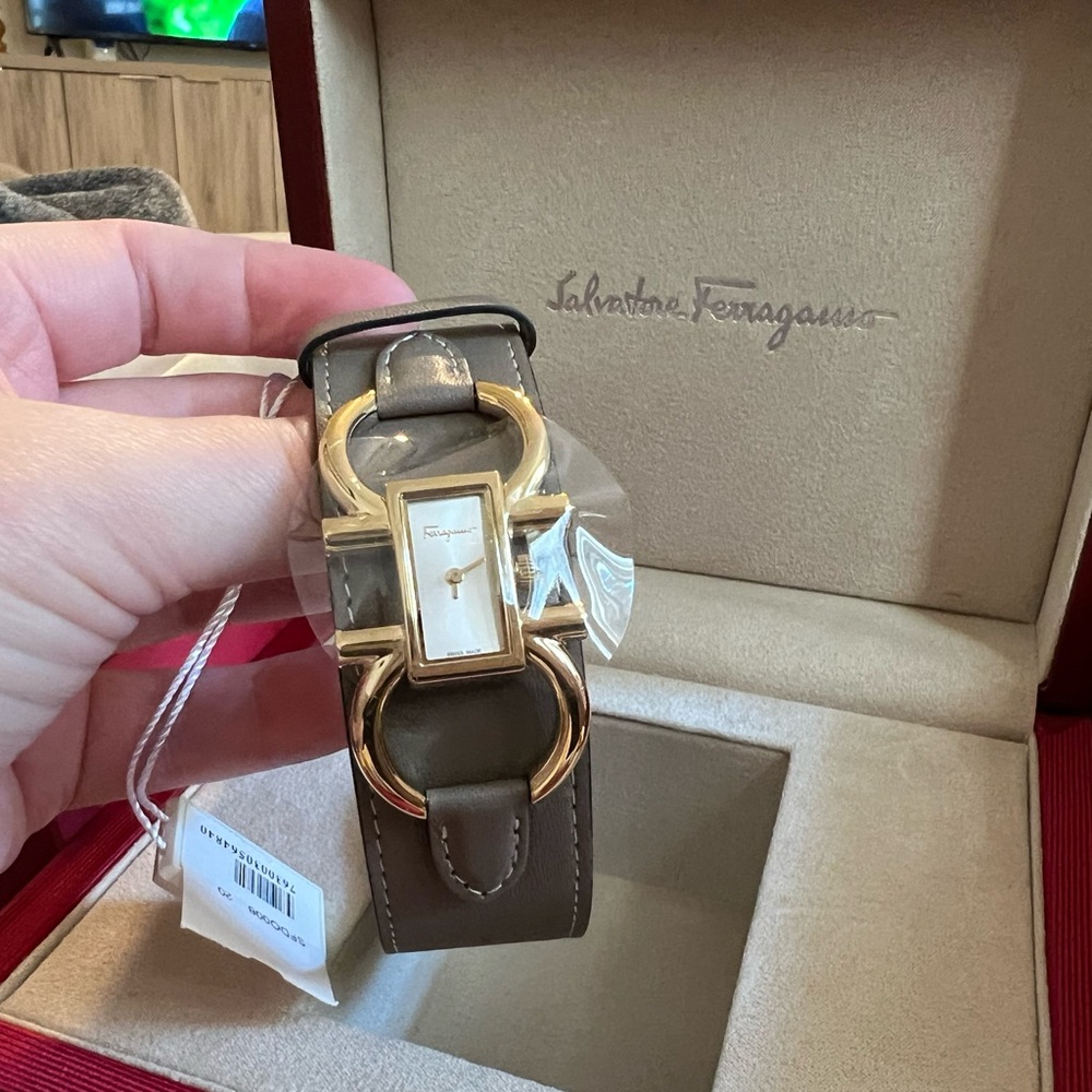 Salvatore Ferragamo Gold Buckle sapphire Leather watch - Picture 5 of 15